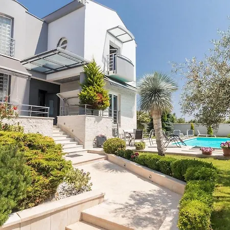 5 Bedroombeautiful In Holiday home Pula