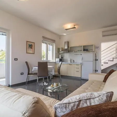 5 Bedroombeautiful In Holiday home Pula